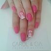 Unhas decoradas à mão.
