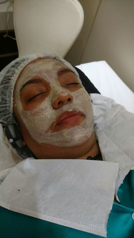 Mais uma cliente cuidando da pele ,fez limpeza de pele com sucção e hidratação com argila calmante e máscara de colágeno esteticista