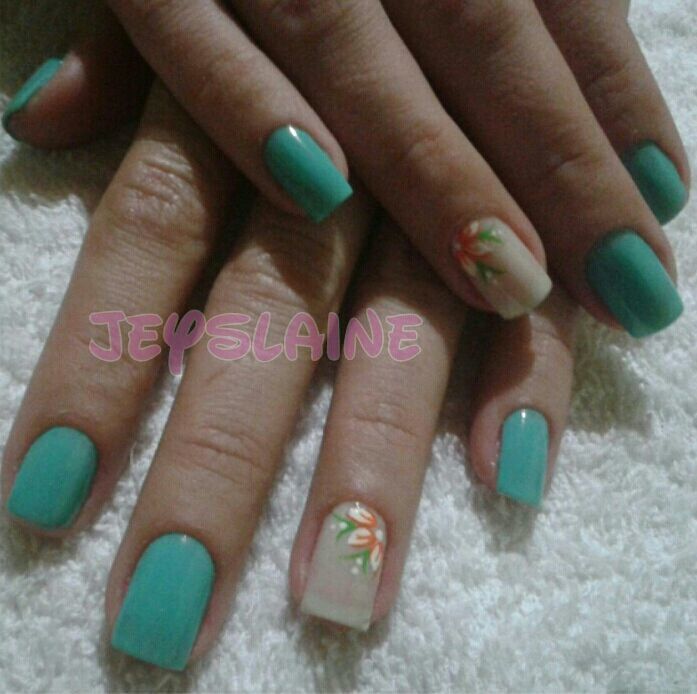 Unhas decoradas com florzinha unha manicure e pedicure