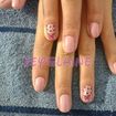 Unhas decoradas com laço e oncinha