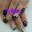 Unhas decoradas com lacinho e poá