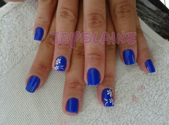 Unhas decoradas com florzinha unha manicure e pedicure
