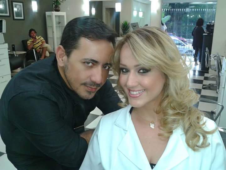 Mechas, maquiagem e penteado
By Italo Marcio. cabeleireiro(a) maquiador(a)