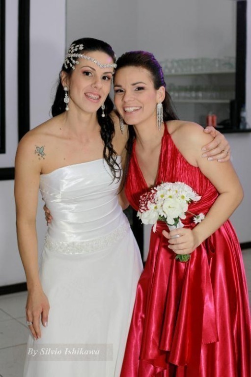 Noiva Carolina e sua irmã Carla maquiador(a) esteticista massoterapeuta aromaterapeuta designer de sobrancelhas estudante