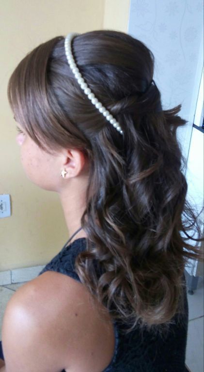 Penteado semi-preso ondulado. Vai bem em noivas,convidadas ,madrinhas e etc. cabelo cabeleireiro(a) cabeleireiro(a)