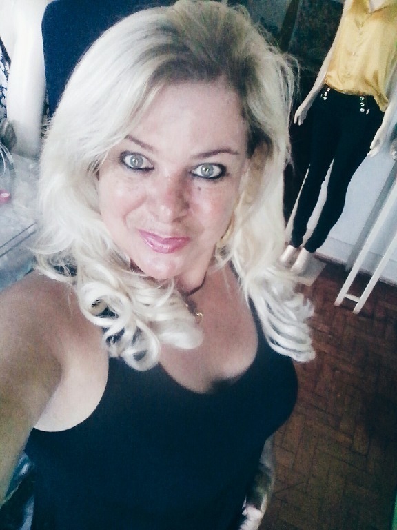 cabelo com raiz escura  e loiro acinzentado cabelo cabeleireiro(a) aromaterapeuta esteticista outros