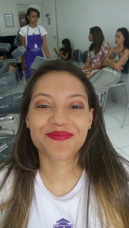 cabeleireiro(a) maquiador(a) manicure e pedicure designer de sobrancelhas escovista