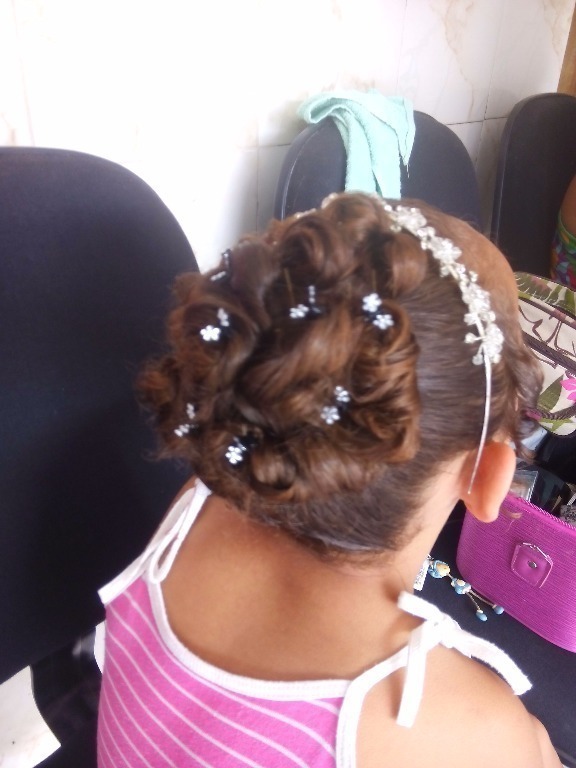 Daminha de casamento  cabeleireiro(a)