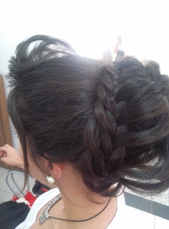Penteado coque com trança por Mila Teixeira cabeleireiro(a)