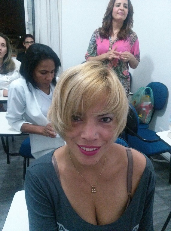 Aula prática de corte e visagismo na UNOPAR - By Mila Teixeira. cabeleireiro(a)
