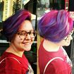 Esse cabelo era azul, fiz uma descoloração no crescimento e limpeza de cor nas pontas azuis usando Wella e Schwarzkopf. Trabalhando com as cores fantasias da Alfaparf chegamos às tonalidades magenta, roxo e cinza. Finalização com escova.