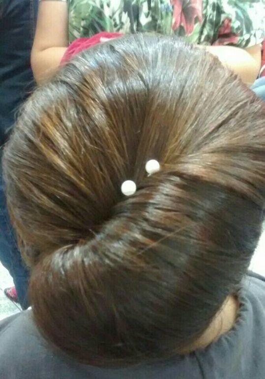 Coque banana. cabelo cabeleireiro(a)