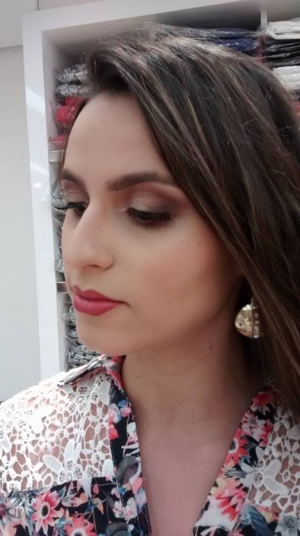 esteticista maquiador(a) massoterapeuta gerente administrativo designer de sobrancelhas aromaterapeuta vendedor(a) cosmetólogo(a) consultor(a) docente / professor(a)