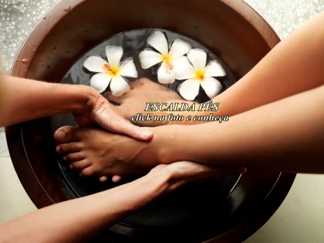 ESCALDA PÉS AROMÁTICO ENERGÉTICO
É uma prática de origem milenar que tem como objetivo, promover o relaxamento profundo através dos pés, proporcionando conforto, alívio e sensação de bem estar para o corpo todo.  A infusão utilizada é preparada com uma mistura variada entre ervas , sais, essências, extratos, flores, frutas e óleos especiais, que age como um tônico muito benéfico ao organismo. Os pés são mergulhados nesta infusão, que age como um tônico estimulante que auxilia a aliviar a pressão e a descansar as pernas, reduzindo o estresse dos membros inferiores. massoterapeuta