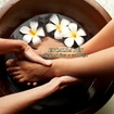 ESCALDA PÉS AROMÁTICO ENERGÉTICO
É uma prática de origem milenar que tem como objetivo, promover o relaxamento profundo através dos pés, proporcionando conforto, alívio e sensação de bem estar para o corpo todo.  A infusão utilizada é preparada com uma mistura variada entre ervas , sais, essências, extratos, flores, frutas e óleos especiais, que age como um tônico muito benéfico ao organismo. Os pés são mergulhados nesta infusão, que age como um tônico estimulante que auxilia a aliviar a pressão e a descansar as pernas, reduzindo o estresse dos membros inferiores.