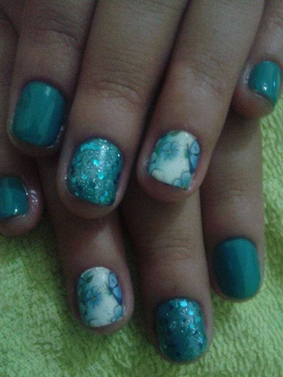 manicure e pedicure designer de sobrancelhas maquiador(a)