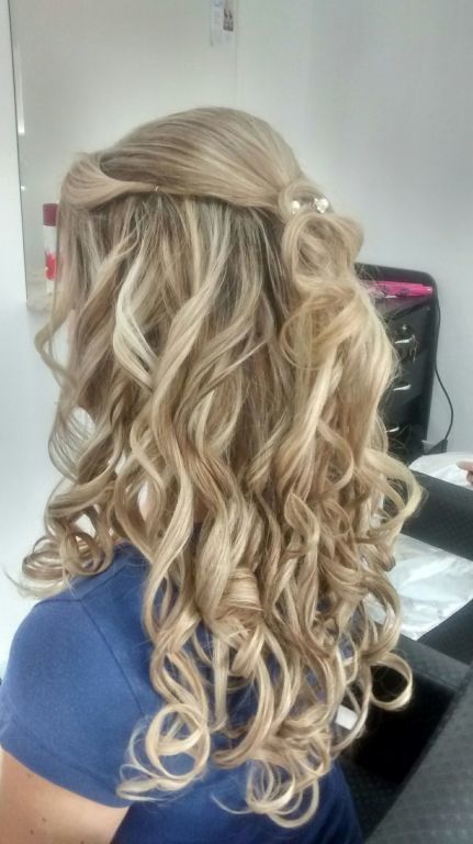 Penteado, meio preso! outros cabeleireiro(a) maquiador(a) maquiador(a) cabeleireiro(a)