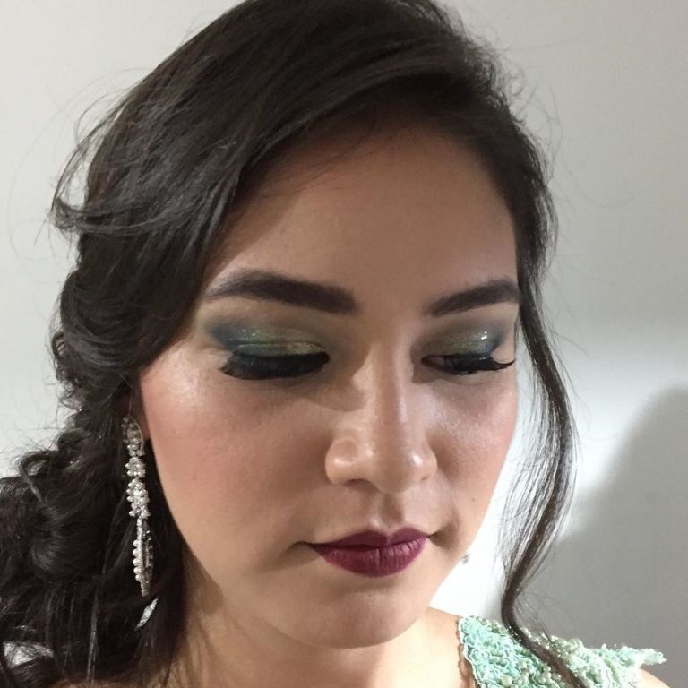Maquiagem para formanda. #vivimassudamakeup #makeup #beleza #maquiagemdeformatura #maquiagemdefesta #beauty #maquiadora #maquiadoraprofissional #formatura maquiador(a)