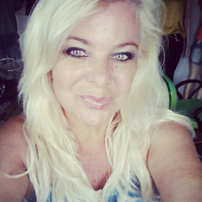 Loiro claro cabeleireiro(a) aromaterapeuta esteticista outros