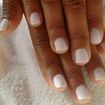 Esmalte branco com renda simples