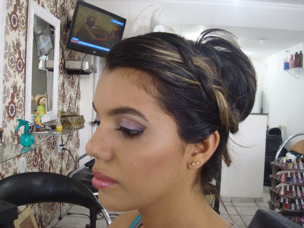 maquiador(a) escovista designer de sobrancelhas docente / professor(a) auxiliar cabeleireiro(a)