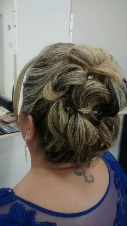cabelo cabeleireiro(a) maquiador(a) maquiador(a) cabeleireiro(a)