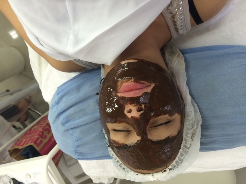 Hidratação com máscara de chocolate  esteticista