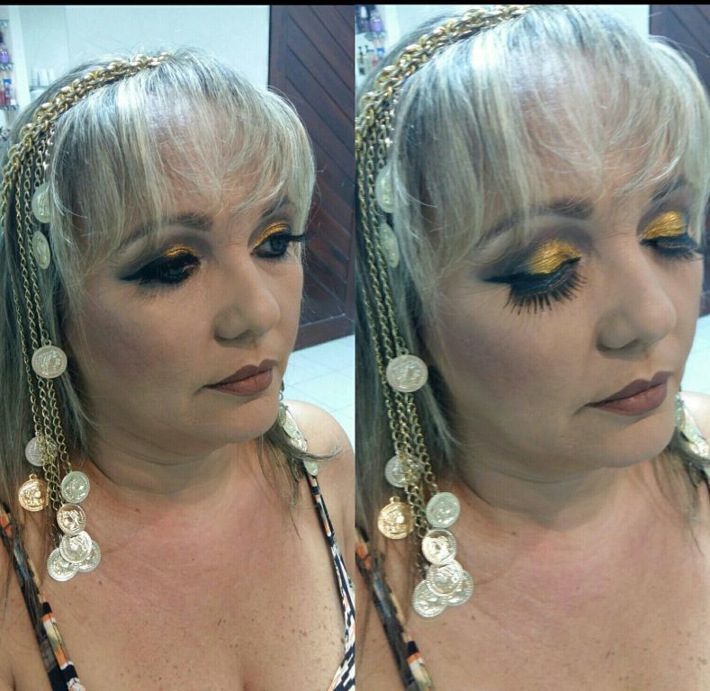 Make mais marcada, com detalhes dourado, esfumado preto e marrom,  cilios volumosos e pele bem preparada. Tem cleopatra mais moderna. Cliente pronta para aula Sa saudade informal. maquiagem cabeleireiro(a) maquiador(a) gerente