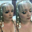 Make mais marcada, com detalhes dourado, esfumado preto e marrom,  cilios volumosos e pele bem preparada. Tem cleopatra mais moderna. Cliente pronta para aula Sa saudade informal.