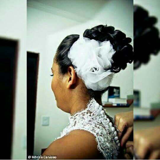 Penteado em noiva. cabelo cabeleireiro(a) esteticista massoterapeuta