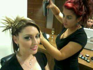 Arrumando modelo de maquiagem cabelo cabeleireiro(a)