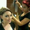 Arrumando modelo de maquiagem