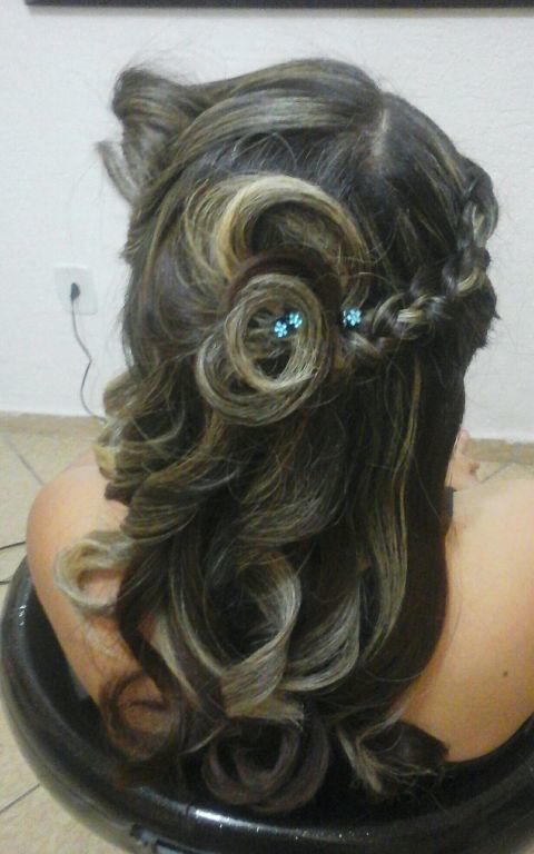 Penteado cacheado com trança lateral. cabelo cabeleireiro(a) cabeleireiro(a)