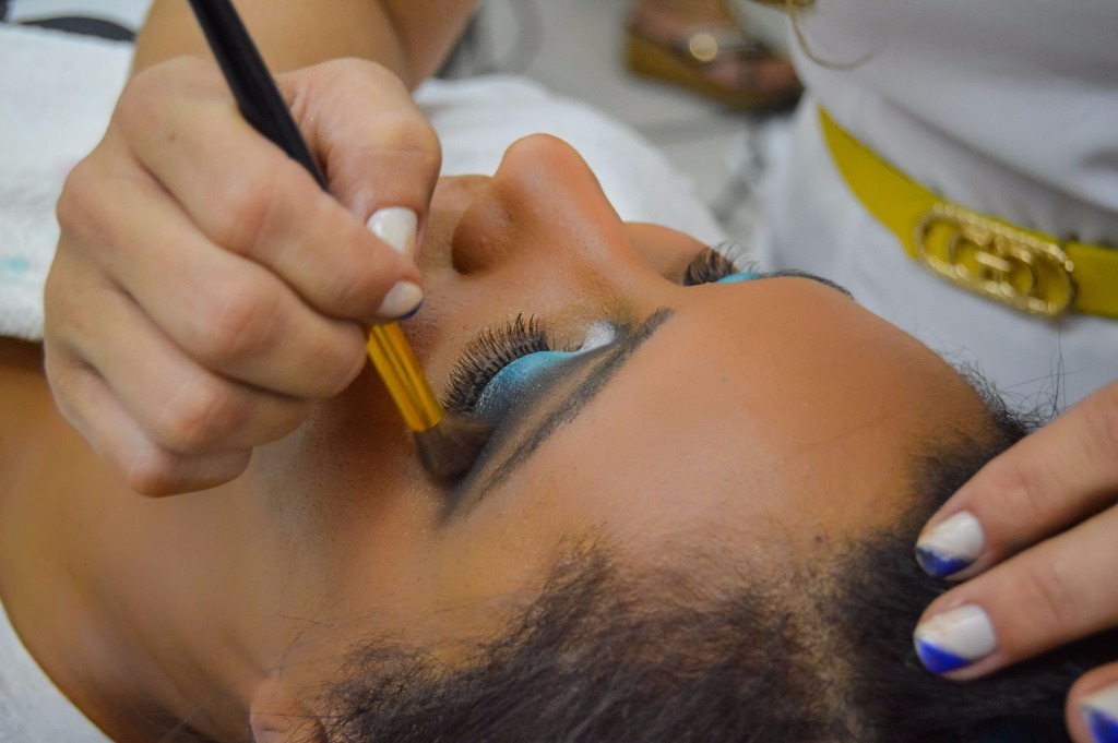 maquiador(a) esteticista designer de sobrancelhas depilador(a)