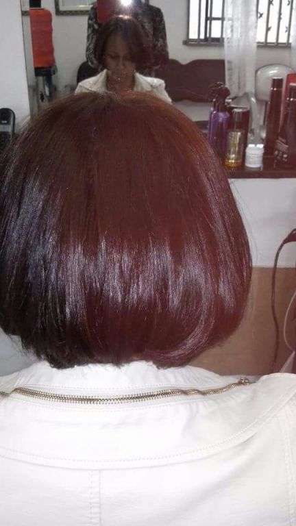 Este cabelo passou por um processo químico deixando quebradiço,estava loiro claro dourado.
A cliente disse quero mudar tudo e vermelho.
1passo restauçao da fibra capilar
2 pre piguementaçao dos fio
3 cor desejada da cliente 
4corte 
5escova. Anp cabelo cabeleireiro(a) stylist / visagista maquiador(a)