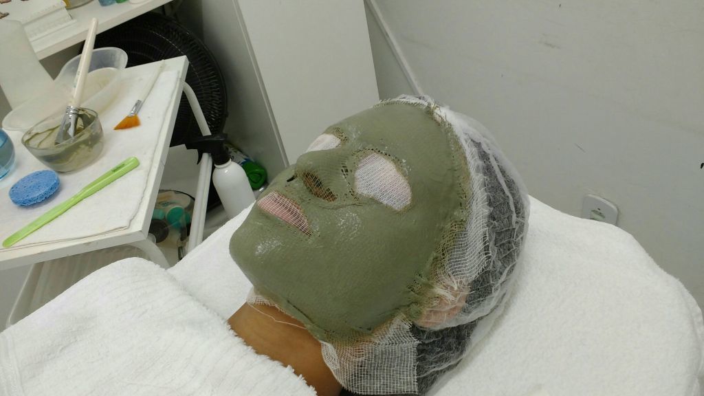 Minha querida Emely após ter aplicado uma máscara de argila verde claro. 😘 estética designer de sobrancelhas depilador(a)