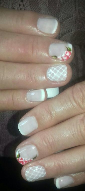 Unha francesinha com detalhe xadrez e botões de rosa. unha manicure e pedicure manicure e pedicure manicure e pedicure manicure e pedicure manicure e pedicure manicure e pedicure