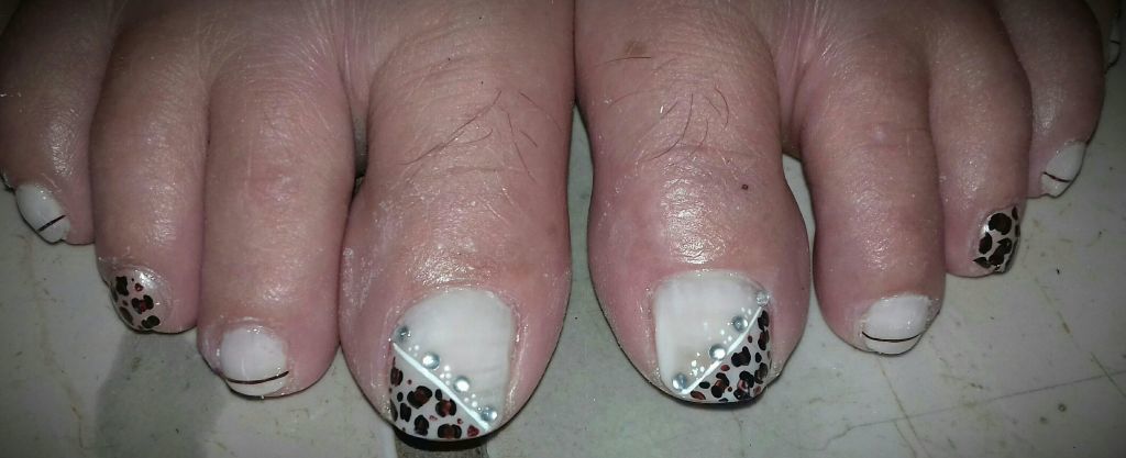 Unha decorada com detalhes em oncinha e strass. manicure e pedicure manicure e pedicure manicure e pedicure manicure e pedicure manicure e pedicure manicure e pedicure