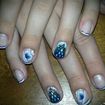 Unha francesinha com detalhe em azul, decoração com flor azul e degradê com detalhes estilo tribal.