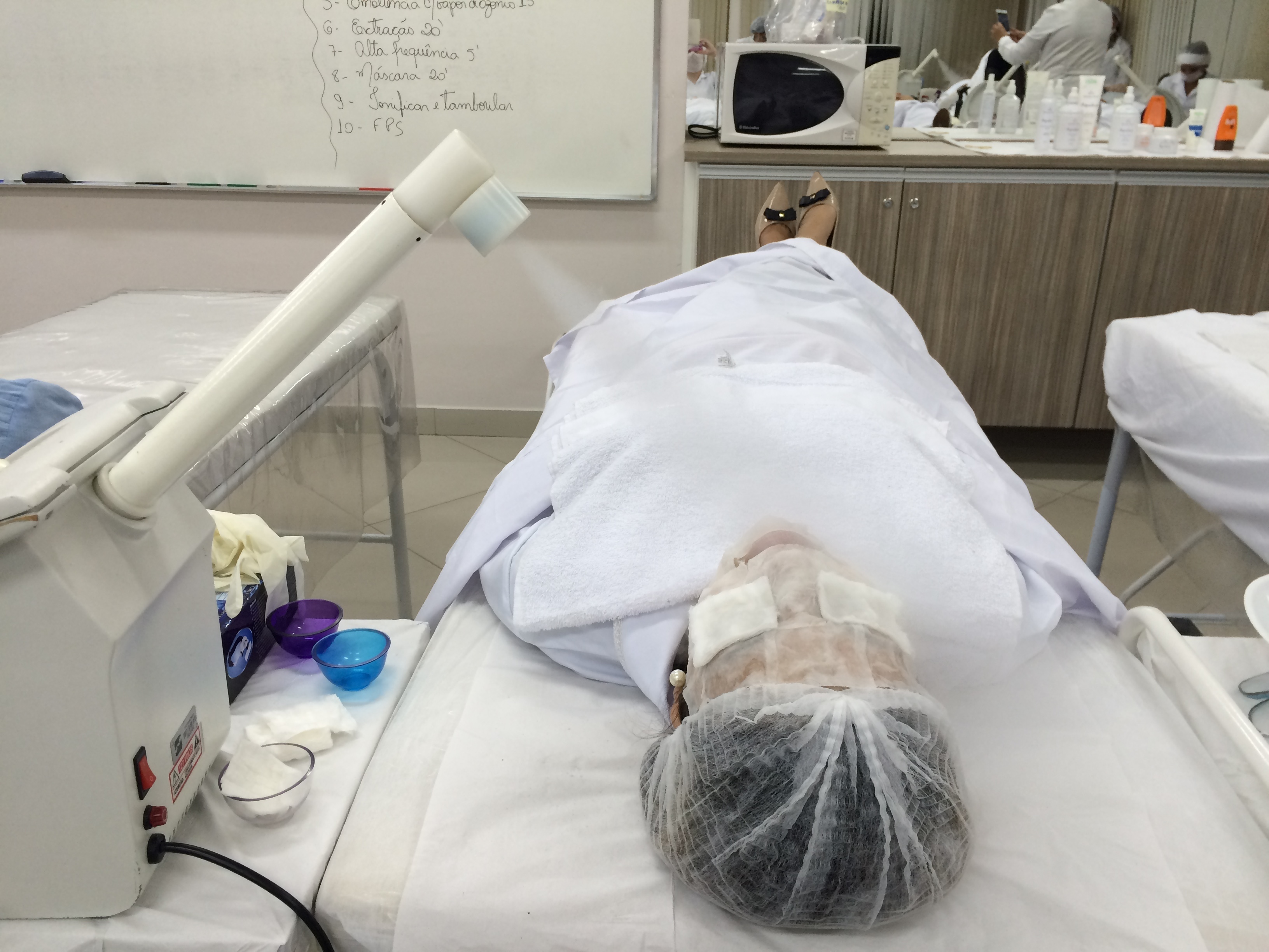 Aula prática de limpeza de pele. estética esteticista depilador(a)