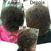 Definição de cachos em cabelo crespo e curto. Modelo lactante com baby de 5 meses.