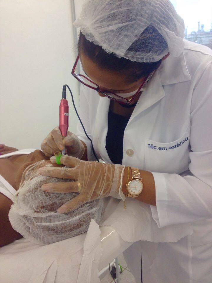 Realizando Micropigmentação estética designer de sobrancelhas micropigmentador(a) depilador(a) esteticista