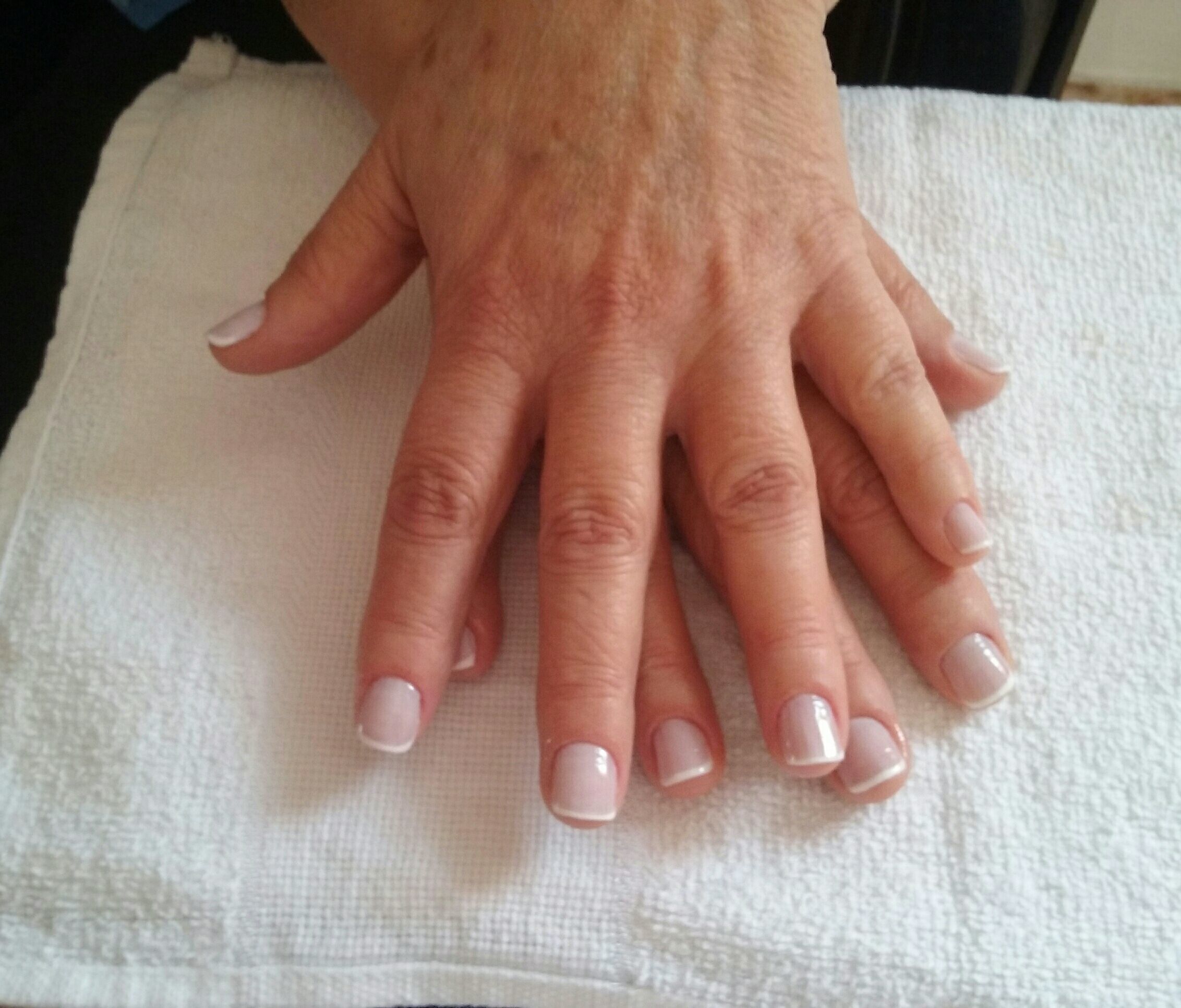 Colorama pétala branca e  França  e risque cristal. estudante (manicure)