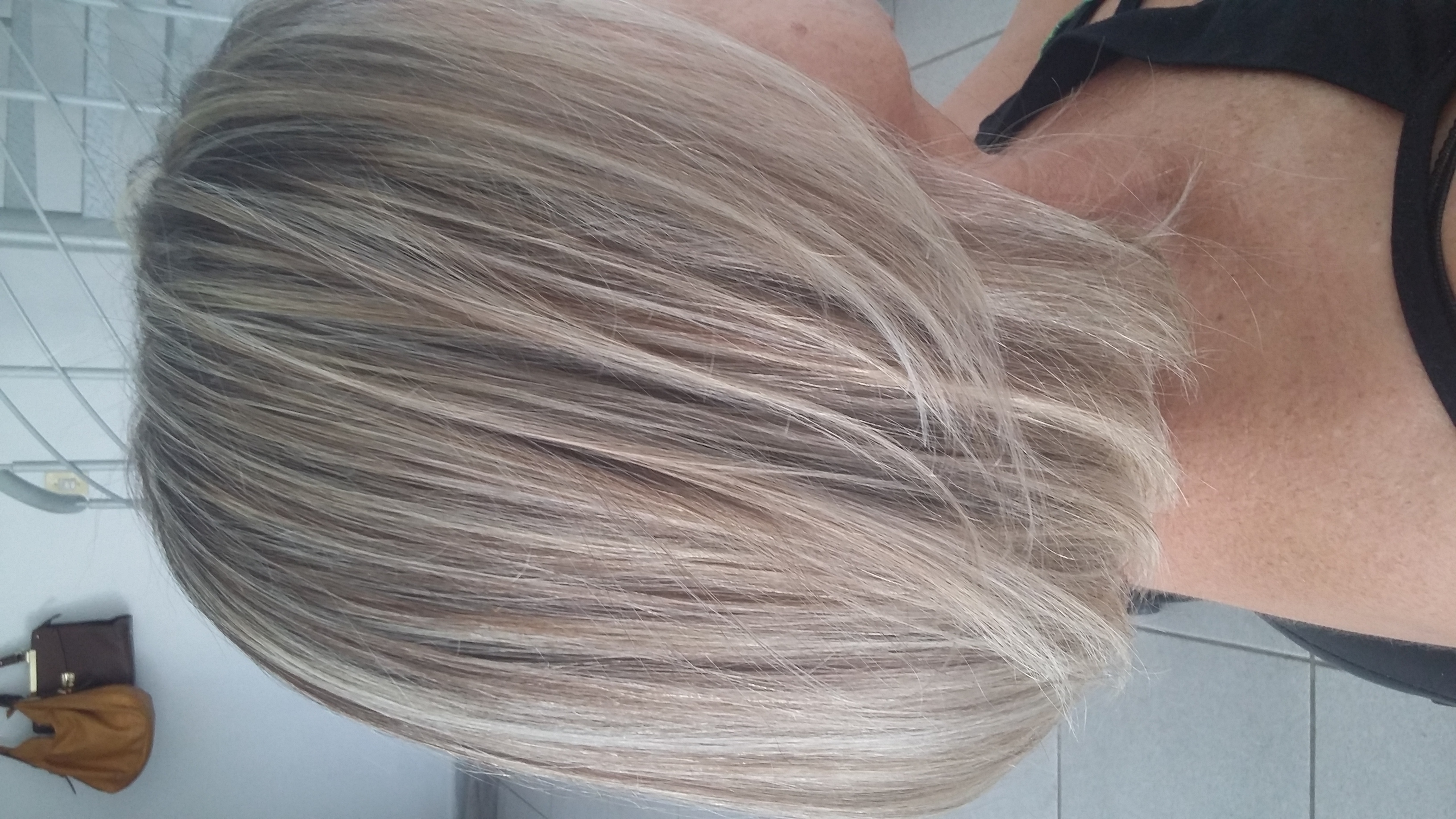 Cabelo curto platinado. Mechas feitas no papel alumínio.  cabelo cabeleireiro(a)
