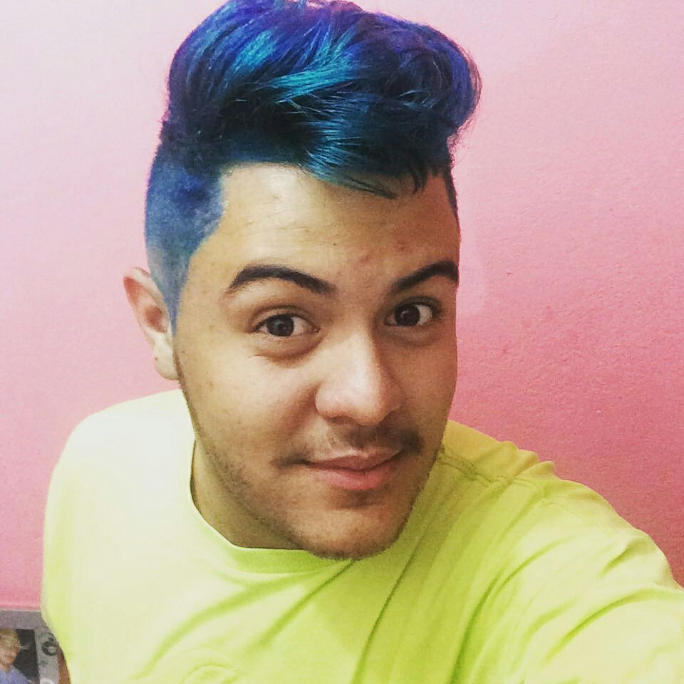 Coloração azul com mechas ton sobre ton corte degrade americano cabeleireiro(a) designer de sobrancelhas dermopigmentador(a)