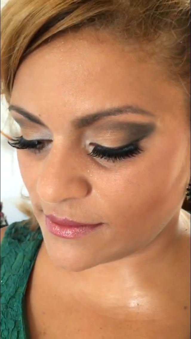 Maquiagem de madrinha. Linda e delicada.  maquiagem cabeleireiro(a) maquiador(a) designer de sobrancelhas micropigmentador(a)