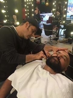 Modelando a barba outros barbeiro(a)