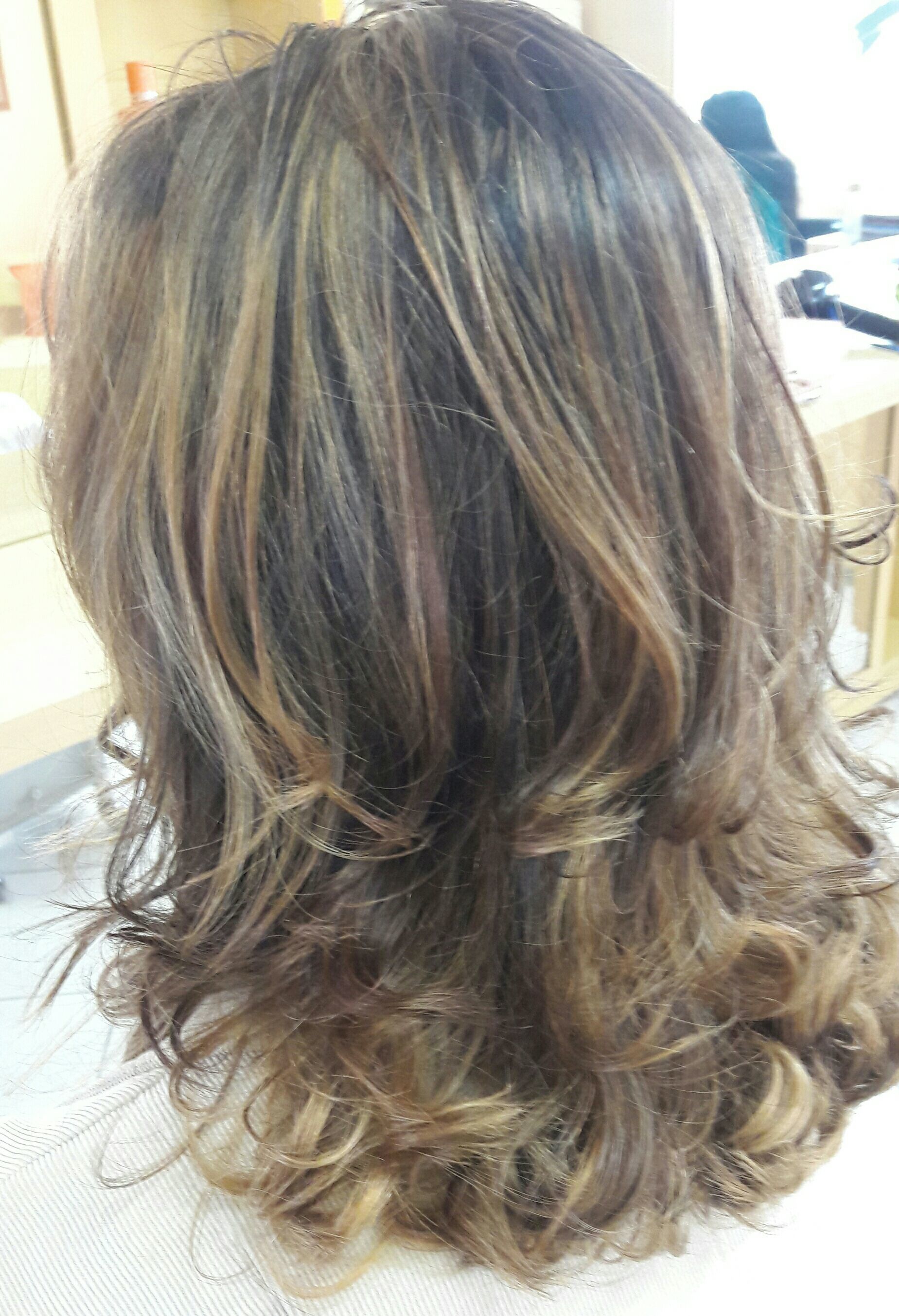 Iluminação em dois tons. cabelo cabeleireiro(a) esteticista