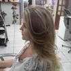 Lateral Californiano Ombre Hair com corte em camadas baixas com destaque de mecha na entrada do franjão