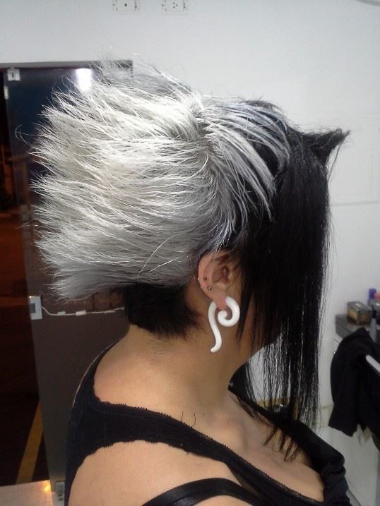 Corte estilo Mangá (Japones) - atrás nuca batida com  desconectado Loiro Branco Gelo Platinado - Parte da Frente Franja Longa Preto  em efeito degrade cabelo cabeleireiro(a) maquiador(a)